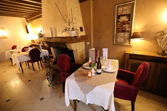 Un repas en amoureux au coin du feu dans la grande salle de restaurant le l'Hôtel Restaurant Le Bourguignon; idéalement situé pour une halte gourmande pour nos clients en provenance du nord de l'europe, Belgique, luxembourg, allemagne, hollande, angleterre, proche de Dijon
