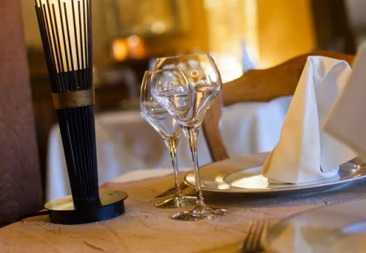 ambiance chaleureuse et confortable dans la salle du restaurant Le Bourguignon
